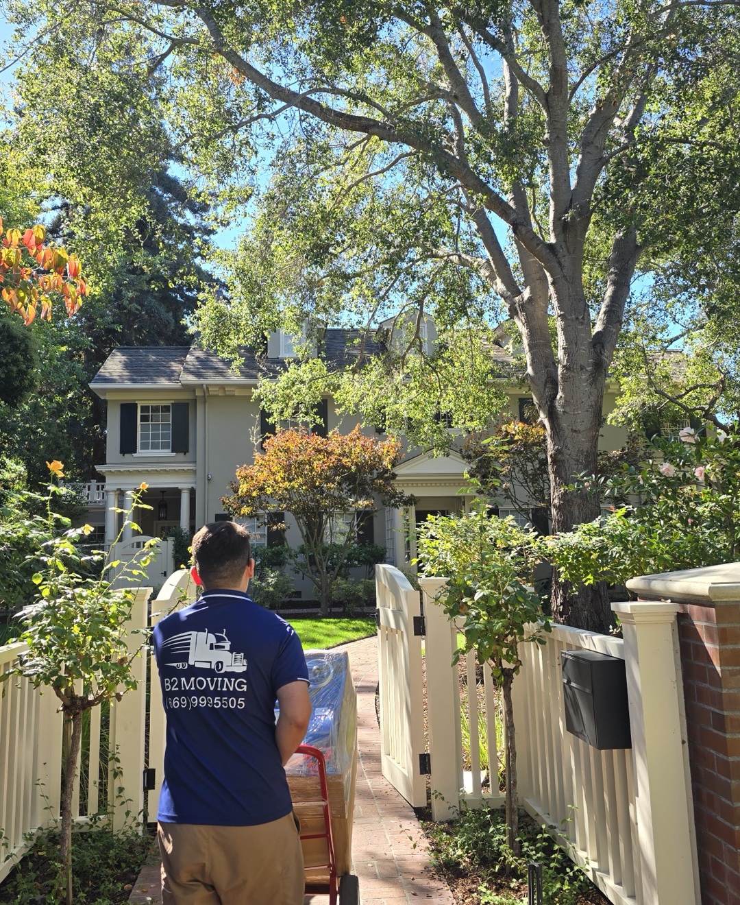 A B2 Moving crew member delivering boxes to a Bay Area home