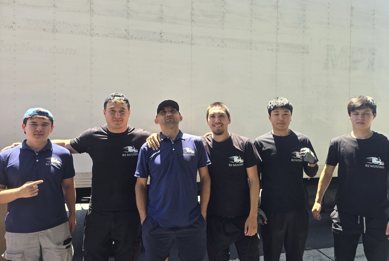 The whole B2 Moving crew